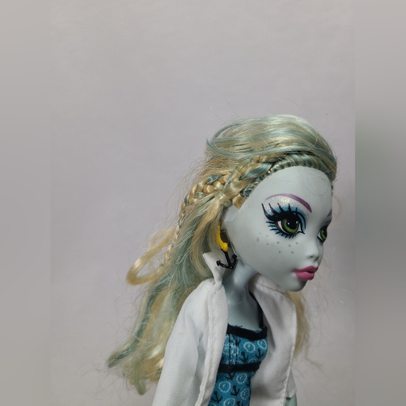 Monster High Lagoona Blue Mad Science Doll Mattel 2011 Has a dye mark on face - Picture 3 of 11